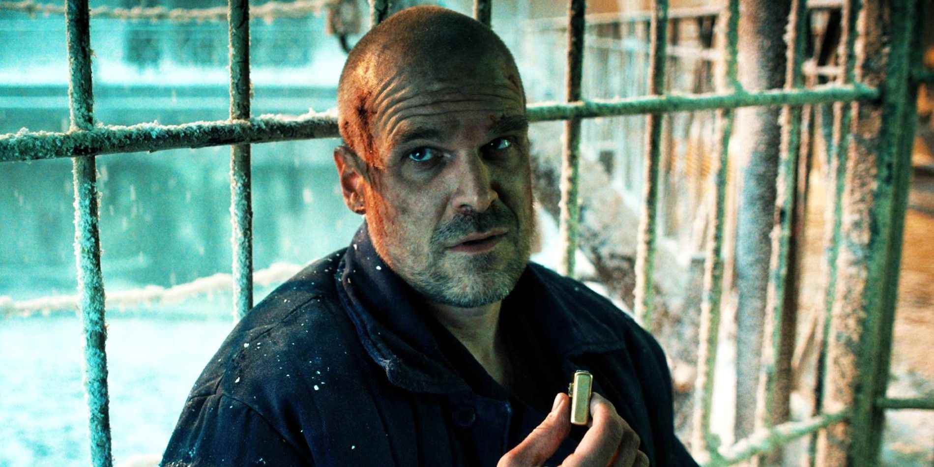 Stranger Things 4. sezonda Hopper rolünde David Harbour, hapishane hücresi parmaklıklarına yaslanıyor