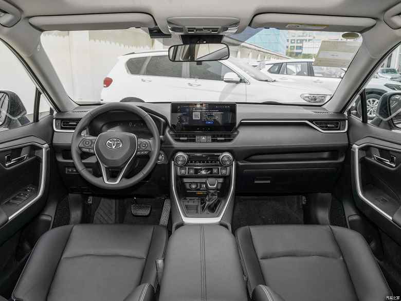 Yeni Toyota RAV4, temel sürümde zaten iyi donanımlıdır.  Çin'de farklı versiyonlar için açıklanan fiyatlar