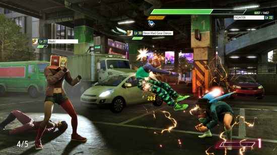 Street Fighter 6 Dünya Turu ön izlemesinde, yaratılan bir karakter, başlarında kutular bulunan beş Mad Gear serserisi tarafından saldırıya uğruyor.