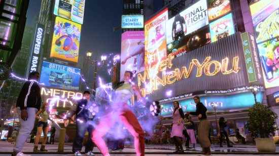 Street Fighter 6 Dünya Turu önizlemesi sırasında yaratılan bir karakter, Metro City'nin Time Square versiyonunda elektrik yayarak kitleleri büyülüyor.
