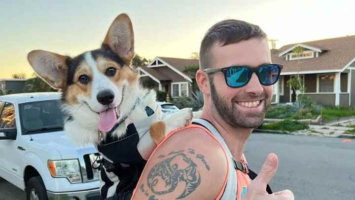 Jury Duty'den Ronald Gladden'ın köpeğiyle birlikte atlet ve güneş gözlüğü taktığı bir sosyal medya fotoğrafı.