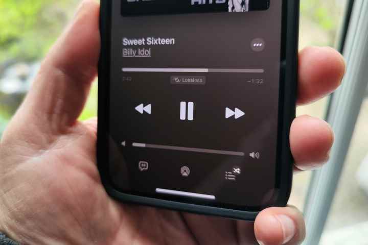 iPhone 14'te Apple Music, Billy Idol imzalı Sweet Sixteen'in kayıpsız sesli versiyonunu çalıyor.