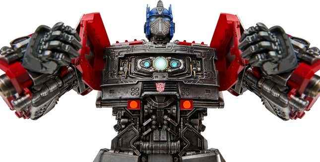 Robosen'in yeni Transformers: Rise of the Beasts Optimus Prime robot oyuncağının alçak açılı yakın plan görüntüsü, göğsünün içinde Liderlik Matrisi ortaya çıktı.