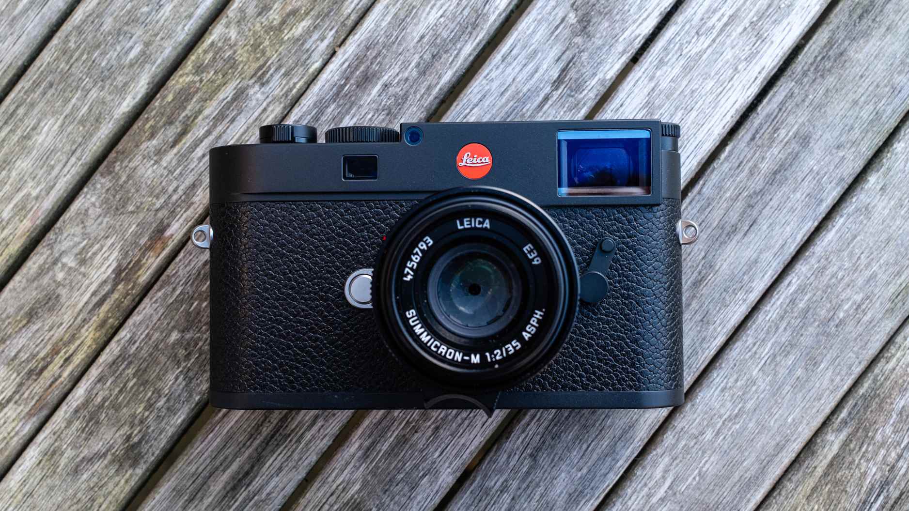 Ahşap bir bankta duran Leica M11 kamera