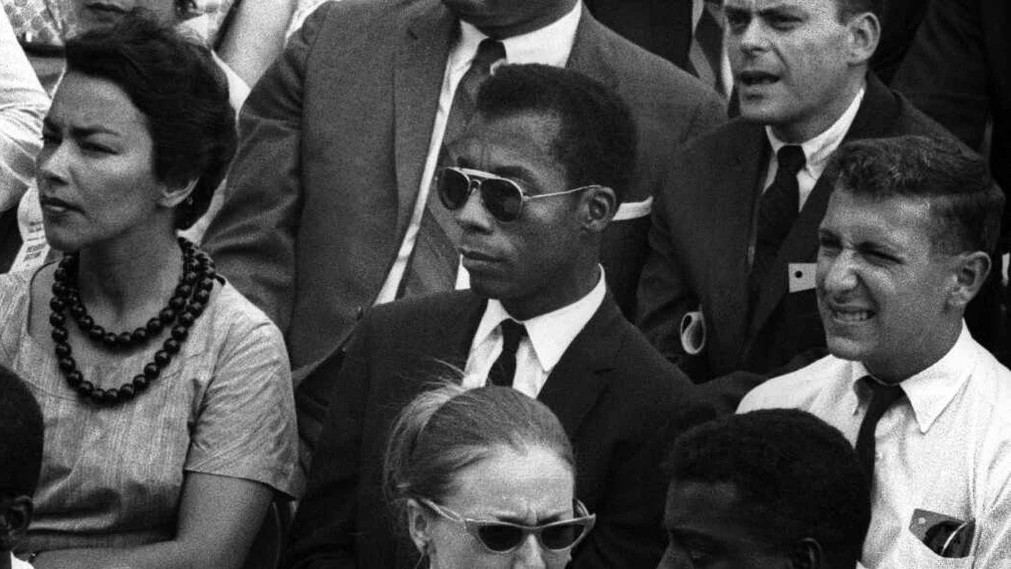 James Baldwin, I Am Not Your Negro'da bir kalabalığın içinde
