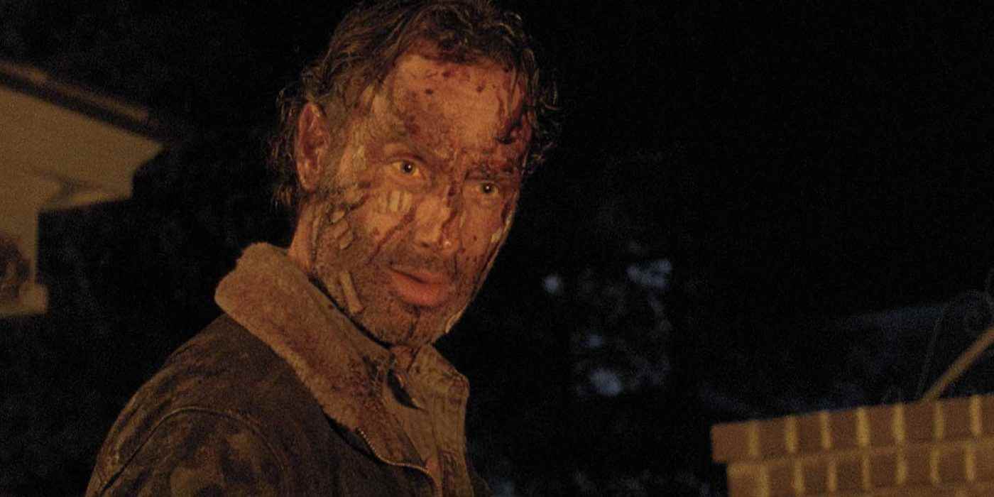 The Walking Dead'in beşinci sezon finalinde diz çökmüş görünen Rick.