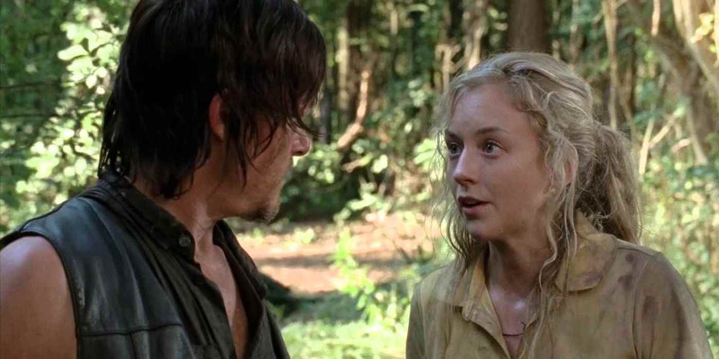 The Walking Dead'de Daryl ve Beth dışarıda birbirleriyle konuşuyor.