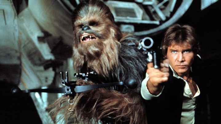 Chewbacca ve Han Solo silahları hedefliyor.