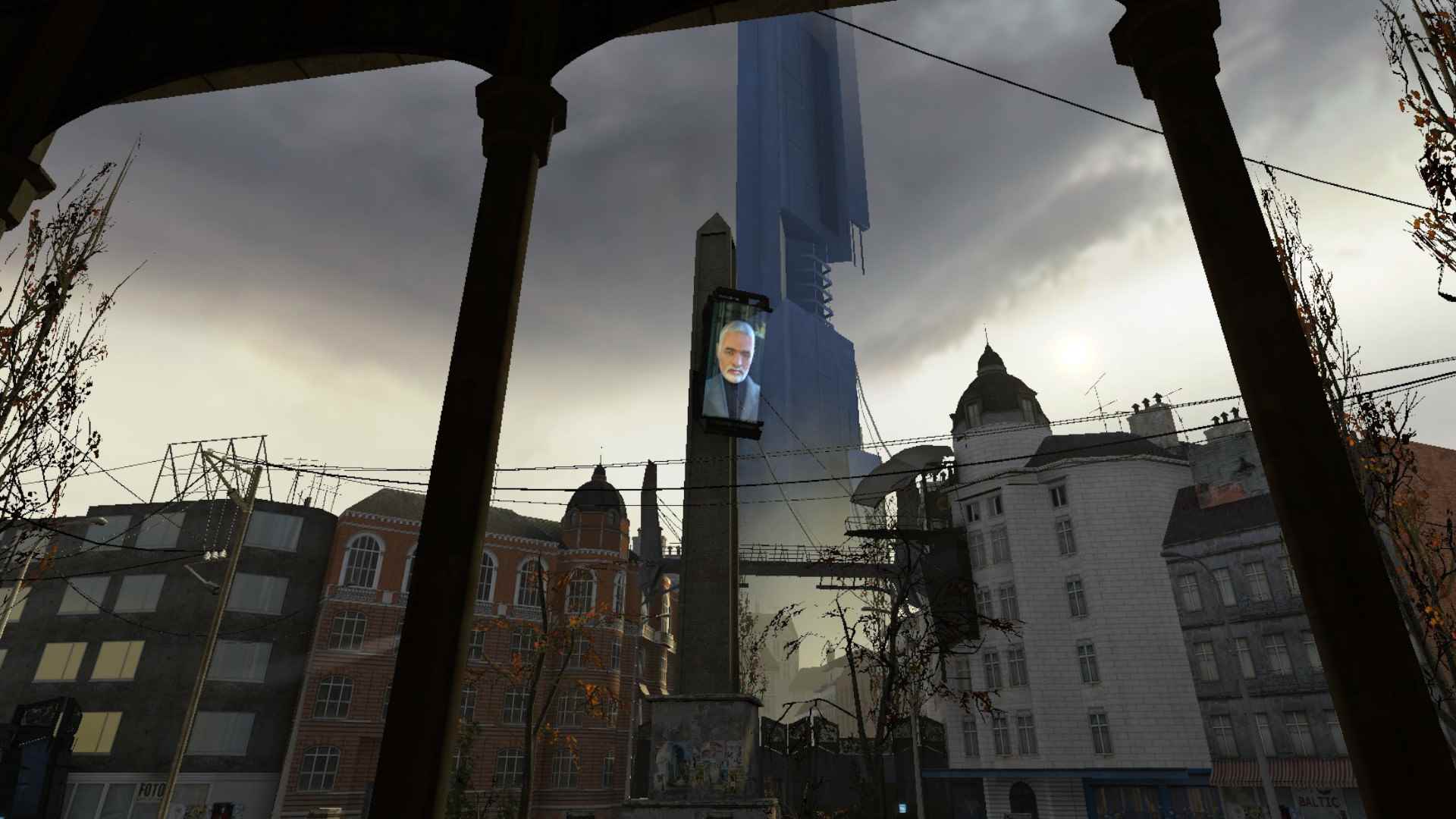 Half-Life 2 Chapter 1: City 17 ana meydanı, arka planda Citadel