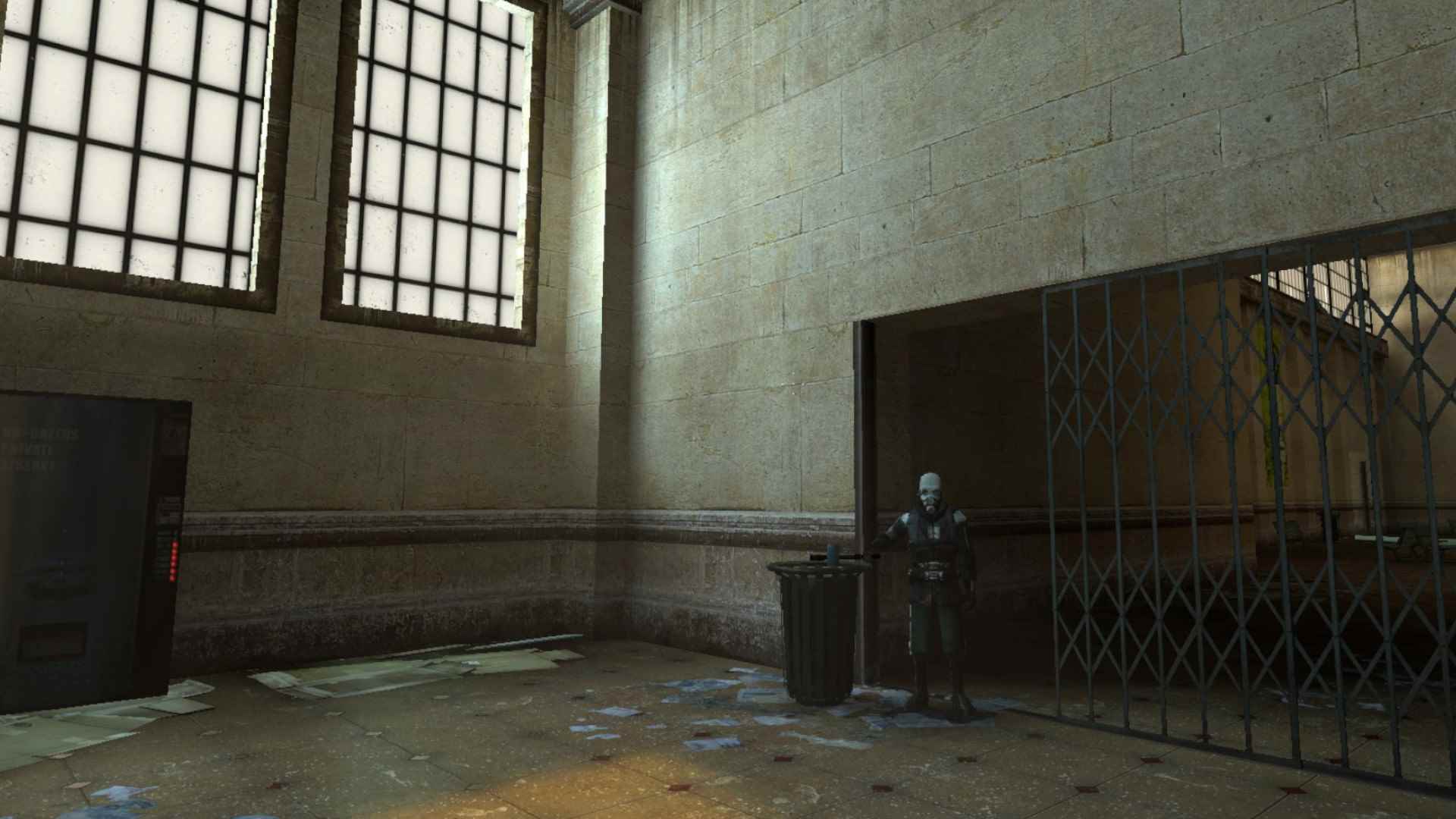 Half-Life 2 Bölüm 1: Siyah isyan teçhizatı ve beyaz maske giymiş bir Combine askeri, City 17'nin harap olmuş tren istasyonundan bir kutu almanızı istiyor