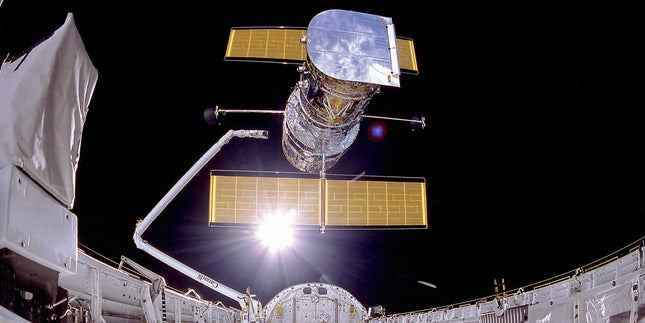 Bir Uzay Mekiği bakım görevi sırasında Hubble. 
