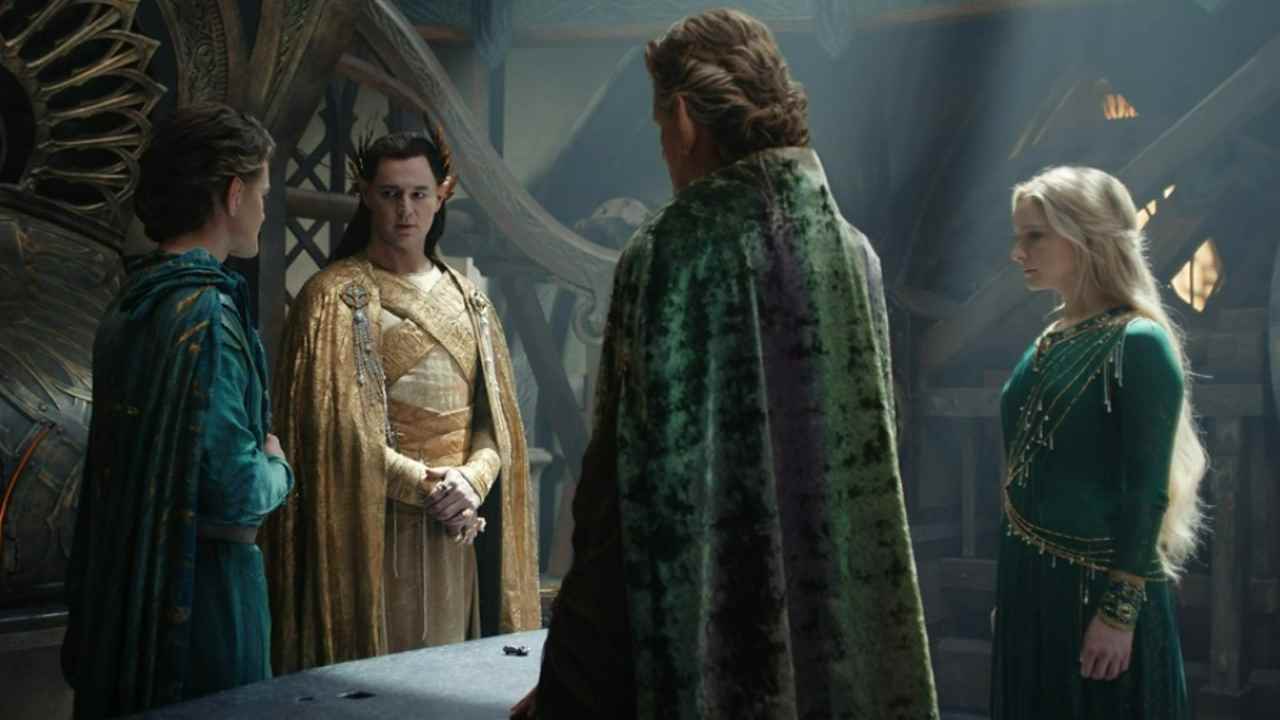 The Rings of Power 8. bölümde Gil-galad, Elrond, Celebrimbor ve Galadriel, üzerinde mithril parçasının durduğu bir masanın etrafında duruyor.