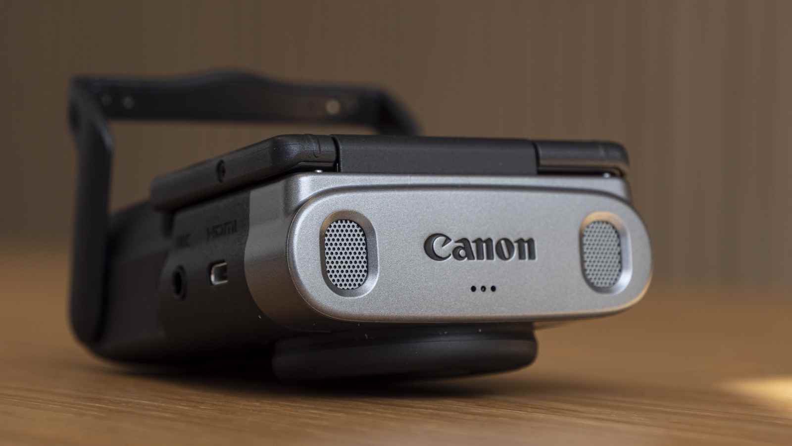 Canon Powershot V10, kameranın üst kısmındaki stereo mikrofonların yakın plan görüntüsü üzerinde