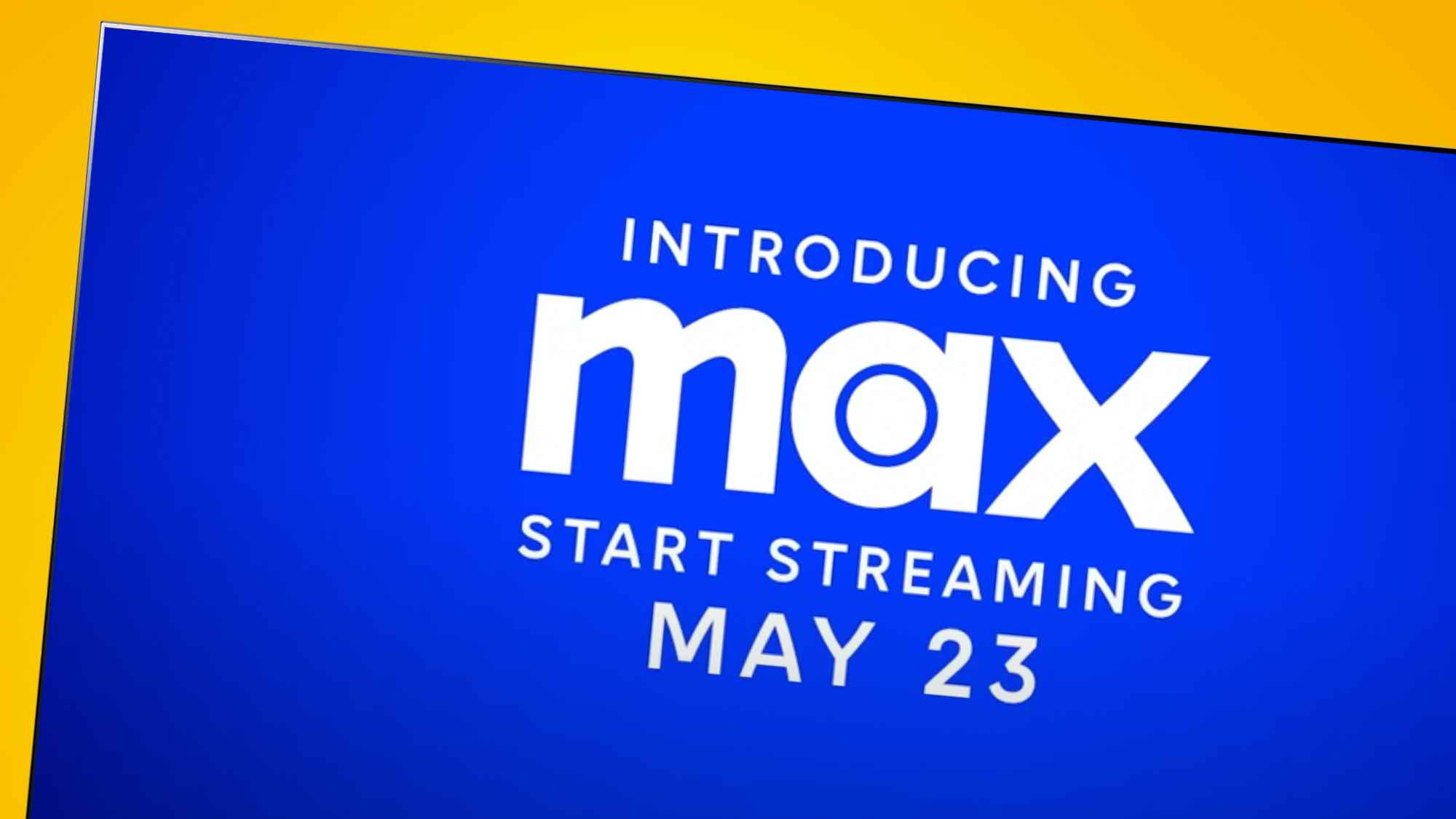Yeni Max akış hizmeti logosunu gösteren turuncu bir arka plan üzerinde bir TV ekranı