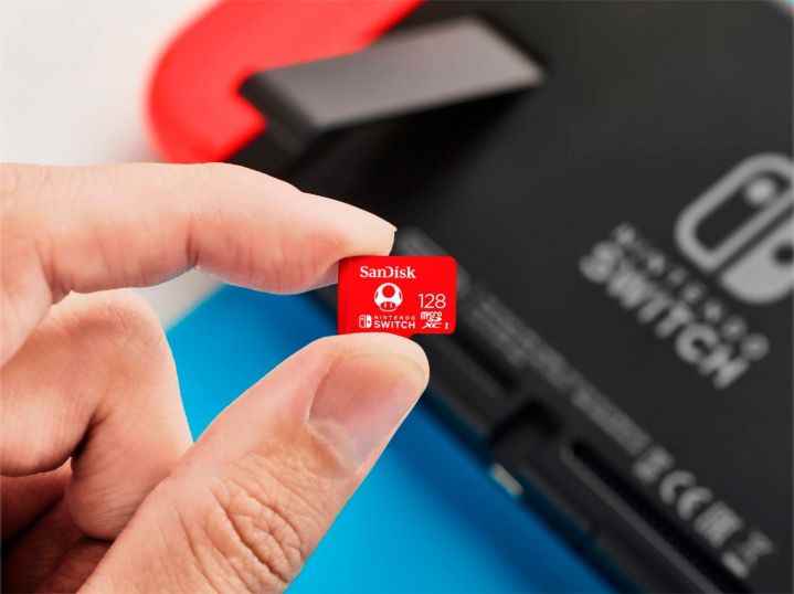 Nintendo Switch için SanDisk 128GB microSDXC hafıza kartı, arka planda konsol ile yakından.