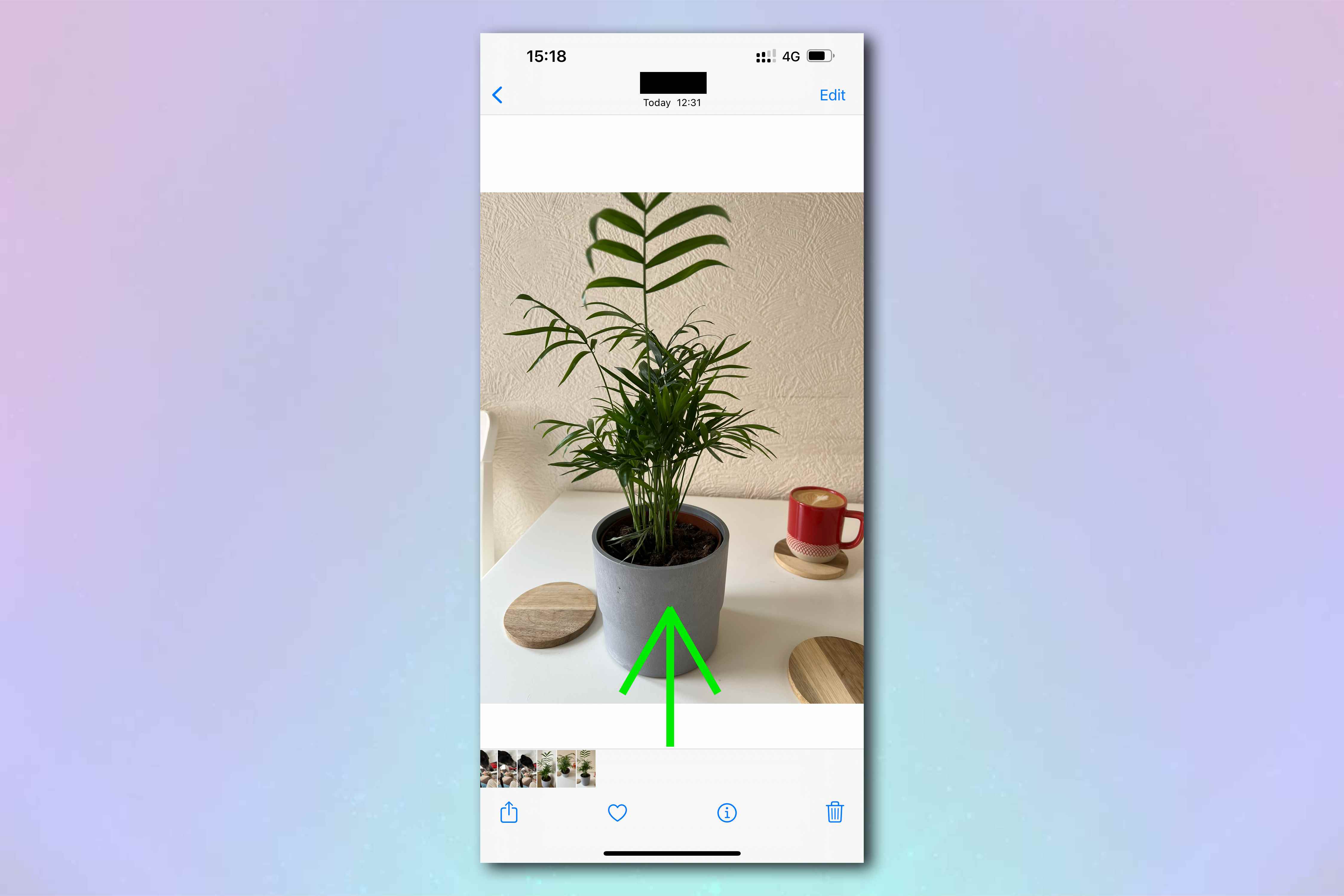 iPhone Fotoğraflar uygulamasında, kullanıcının yukarı kaydırması gerektiğini belirten yeşil bir ok içeren bir görüntünün ekran görüntüsü