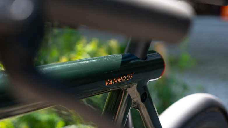 VanMoof S4'te VanMoof yazısı