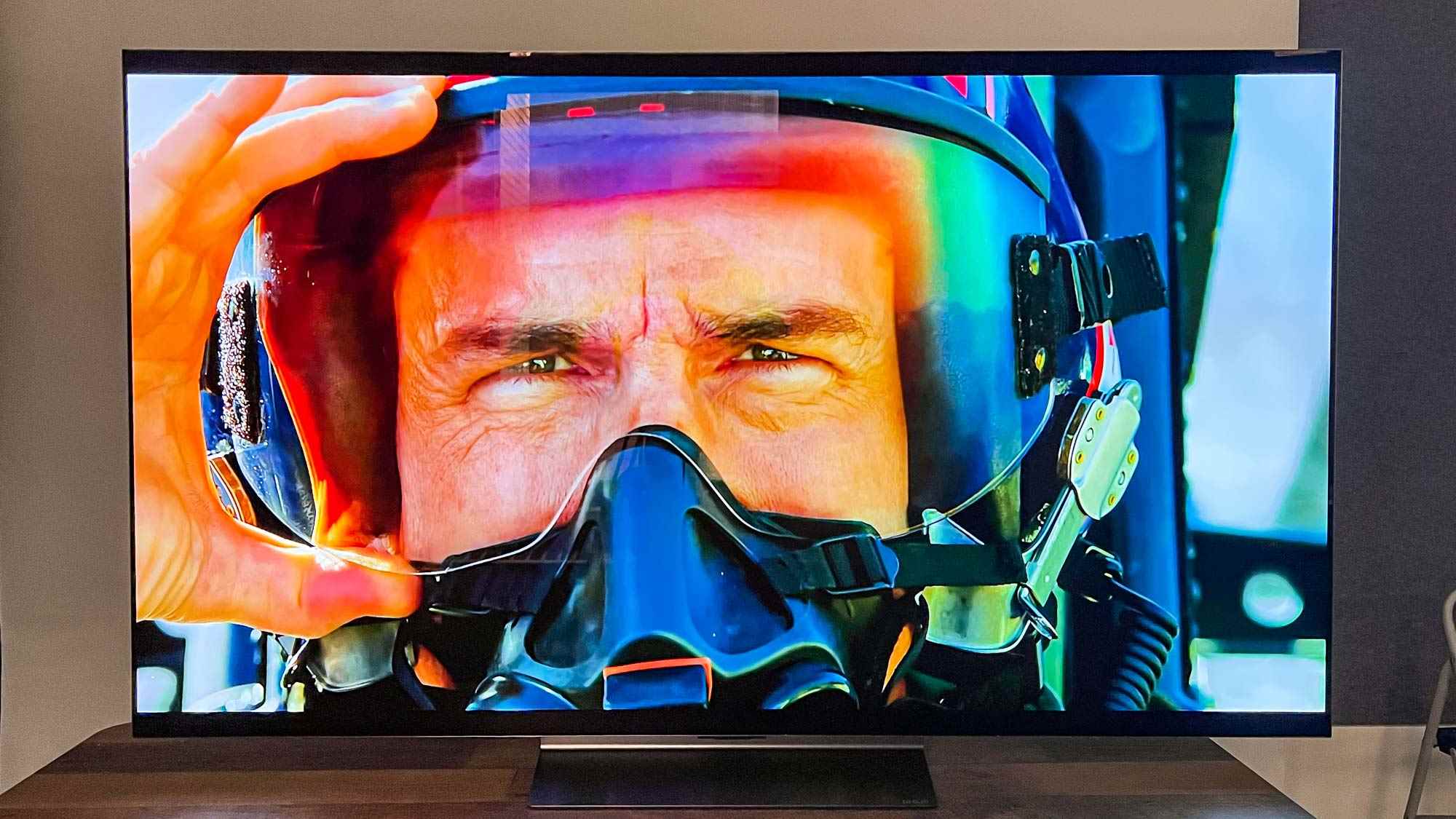 LG C2 OLED TV, Top Gun Maverick'ten bir sahne gösteriyor