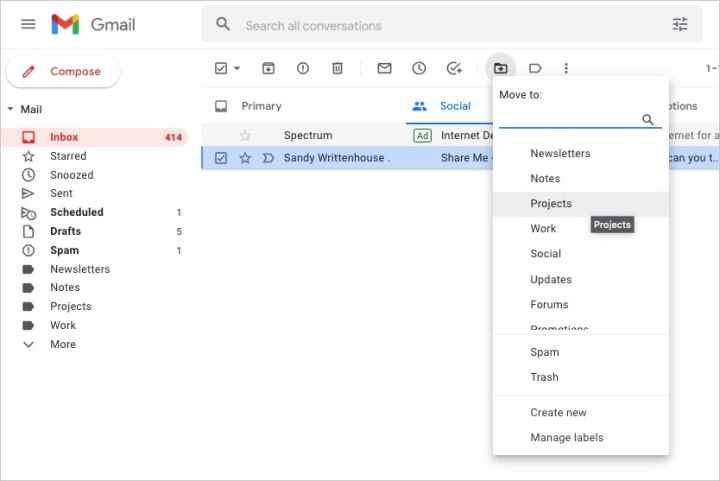 Gmail'de bir e-postayı taşımak için etiket listesi.
