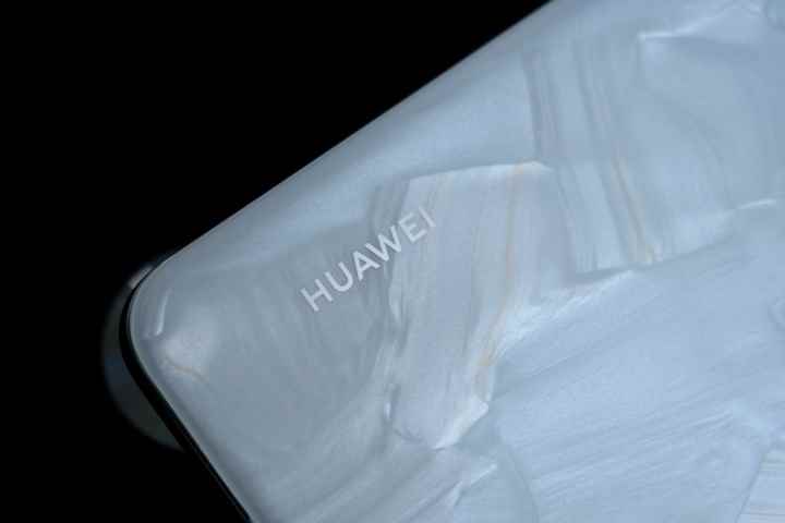 P60 Pro'nun arkasındaki Huawei logosu.