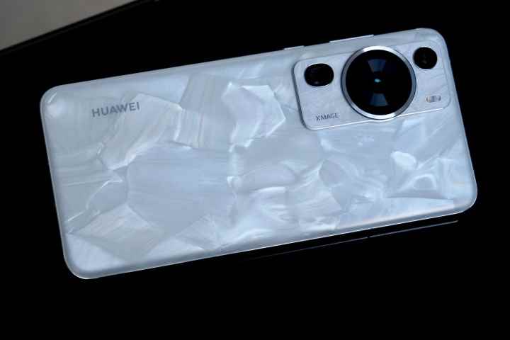 Huawei P60 Pro'nun Rokoko İnci kaplamalı arkası.