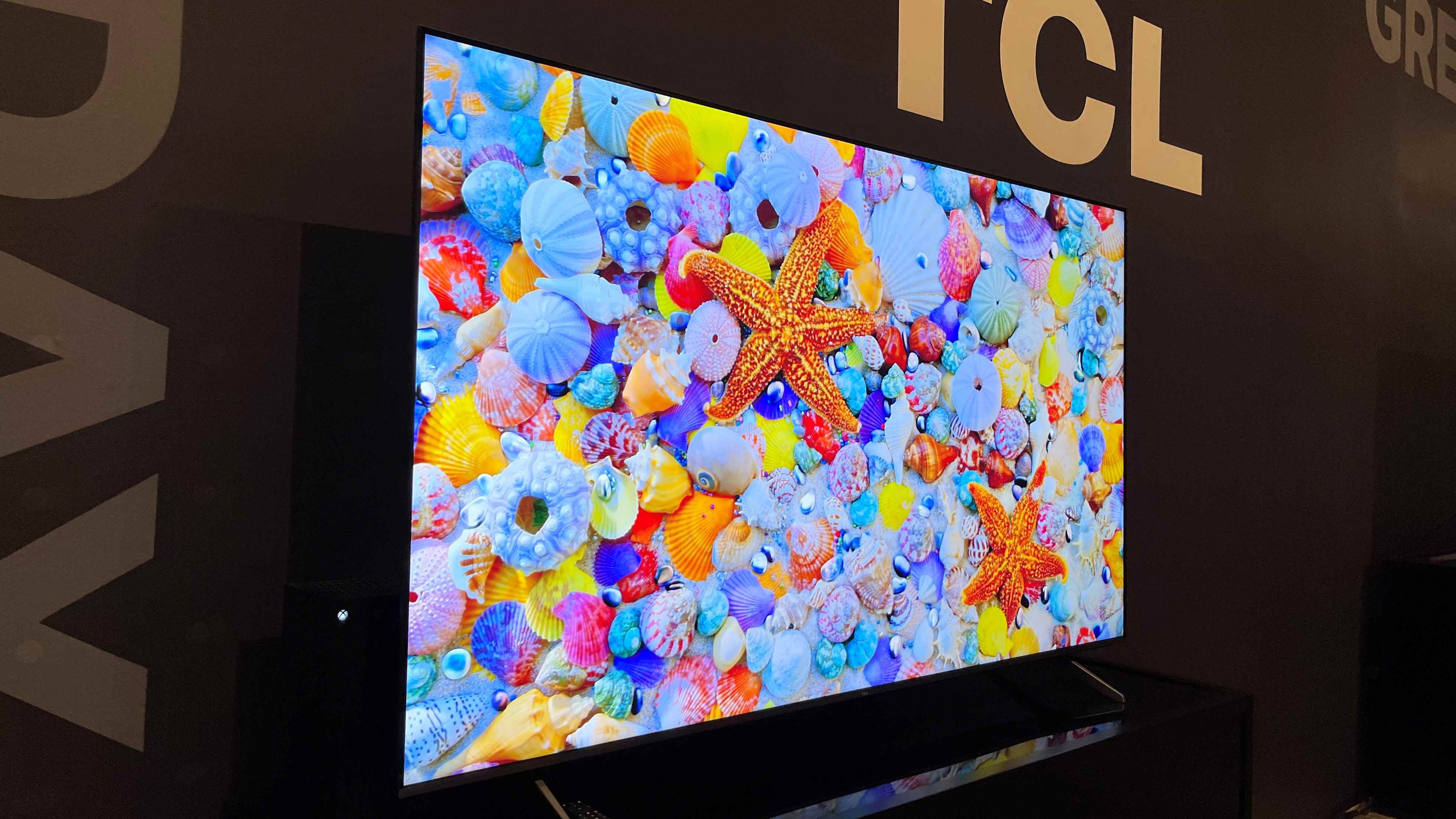 Renkli görüntü gösteren TCL Q6 serisi TV