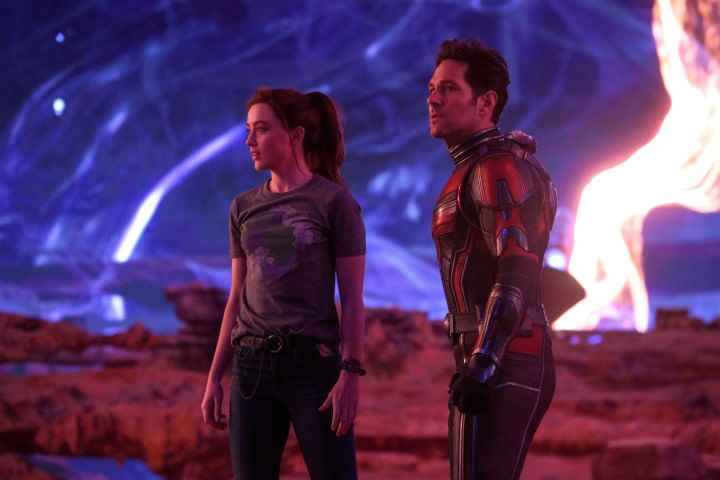 Ant-Man and the Wasp: Quantumania'dan bir sahnede Kathryn Newton ve Paul Rudd garip bir gezegenin yüzeyinde duruyorlar.
