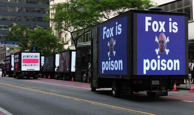 Fox New'in Upfront konferansı sırasında Pazartesi günü Manhattan Center'ın önünde birkaç protesto grubundan reklam panosu kamyonları sıralandı.