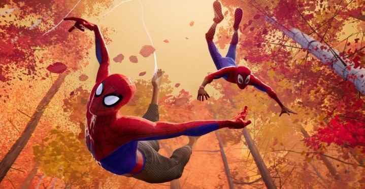 Spider-Man: Into the Spider-Verse'de iki Örümcek Adam ağaçların arasından sallanıyor.