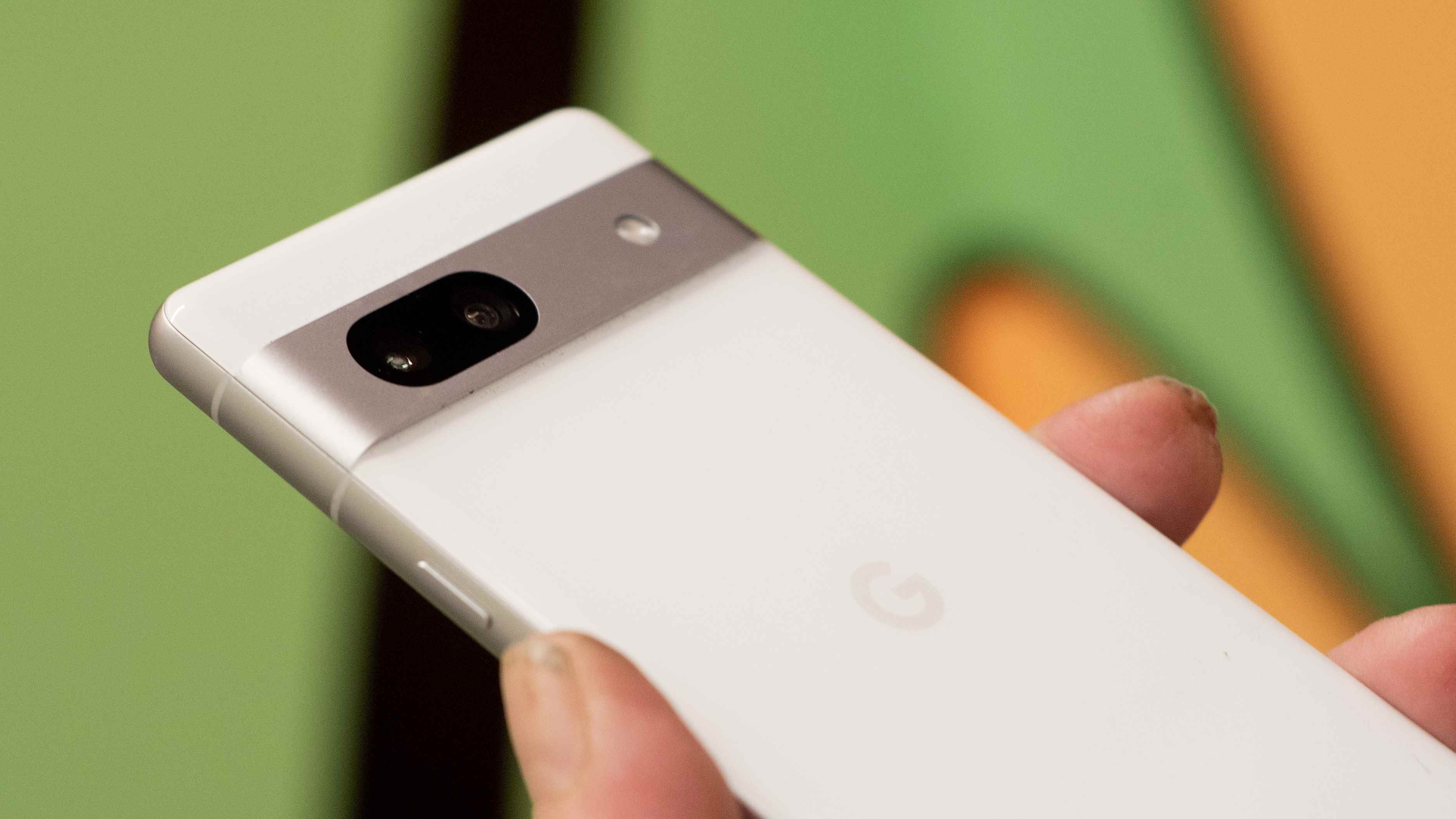 Kamera ve Android 13 ekranlarını gösteren Google Pixel 7a telefon