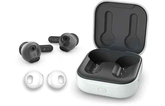 Amazon'un Echo Buds kablosuz kulaklıkları, açık şarj kutularının yanında oturan silikon kılıflar takıyor.