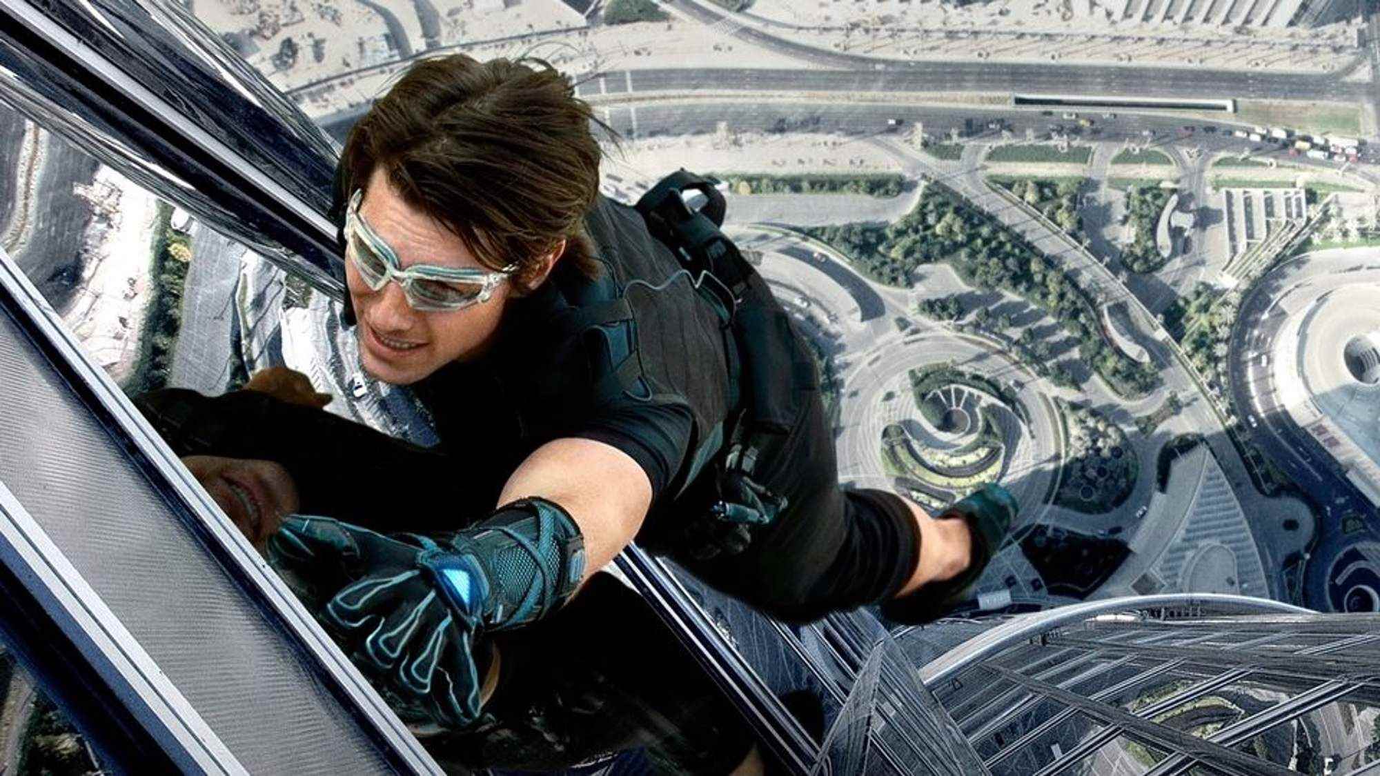 Tom Cruise, Mission Impossible Ghost Protocol'de bir binayı ölçeklendiriyor