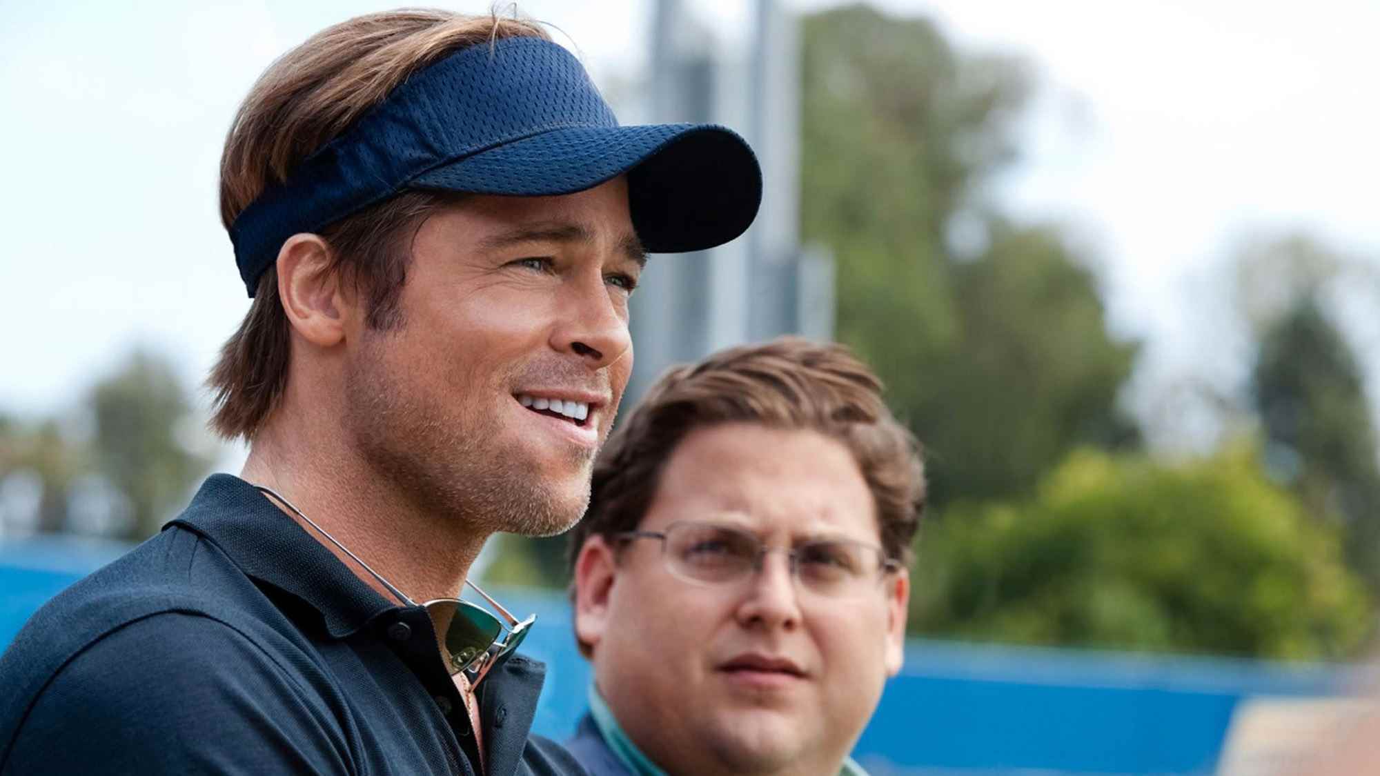 (Soldan sağa) En iyi Netflix filmlerinden biri olan Moneyball'da Billy Beane rolünde Brad Pitt ve Peter Brand rolünde Jonah Hill