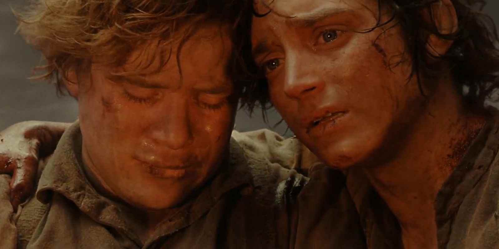 Yüzüğün yok edilmesinden sonra Frodo ve Sam kucaklaşıyor