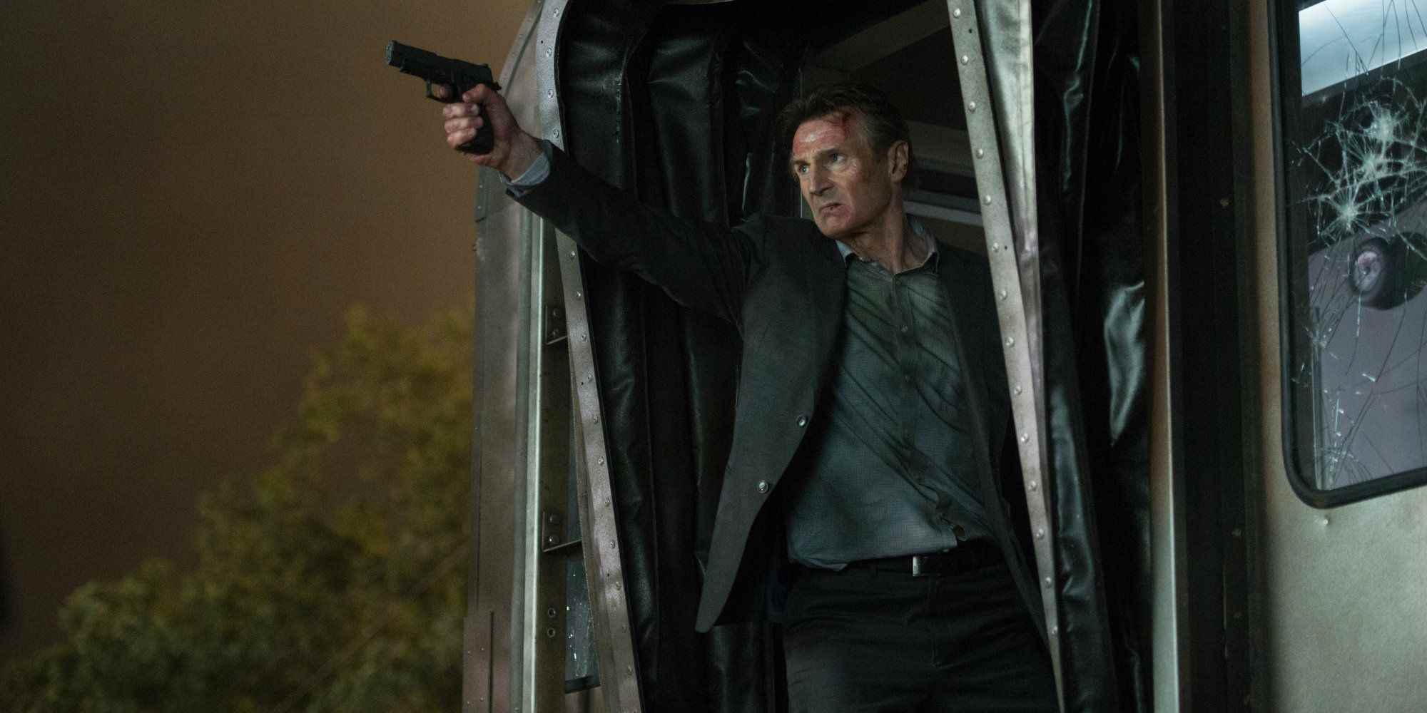 Liam Neeson Bullet Train'de silah doğrultuyor