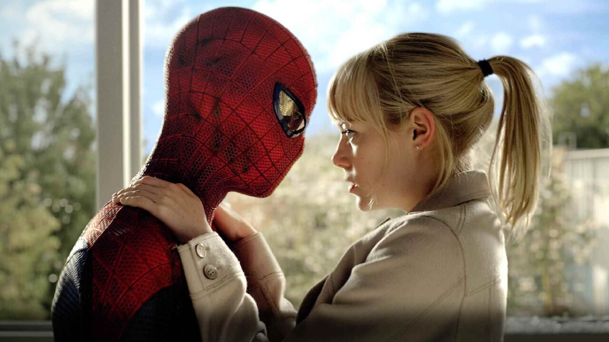 The Amazing Spider-Man'de Örümcek Adam rolünde Andrew Garfield ve Gwen Stacy rolünde Emma Stone