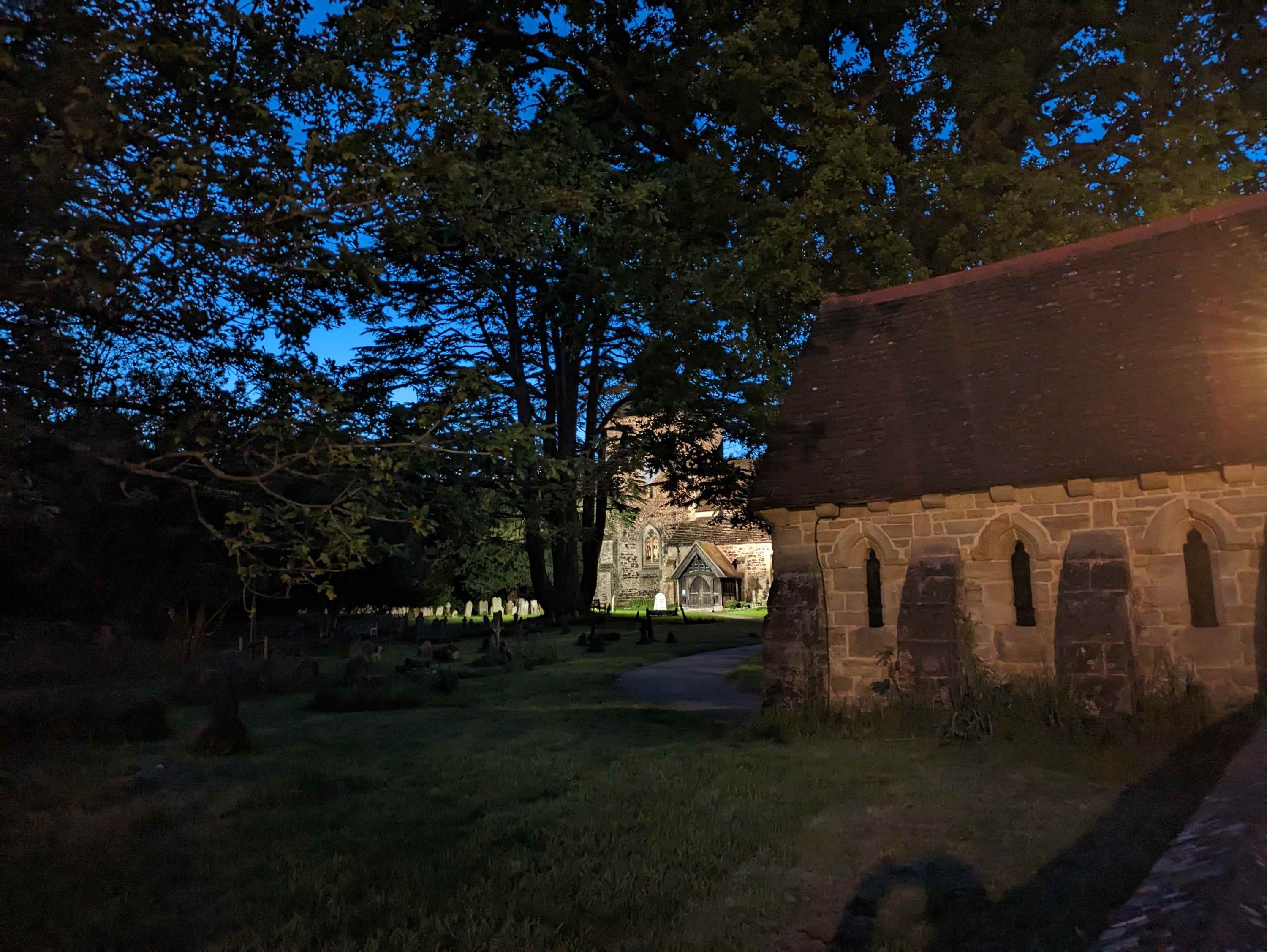 Pixel 7a'nın ana kamerasıyla gece modu kullanılarak çekilmiş fotoğraf.