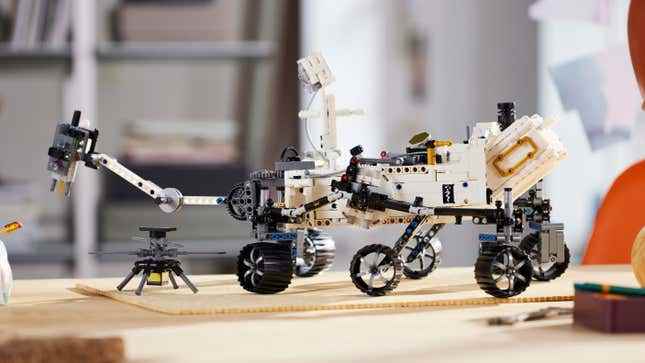 Ingenuity helikopterinin hemen yanına indiği Lego Mars Rover Perseverance modelinin yandan çekimi.