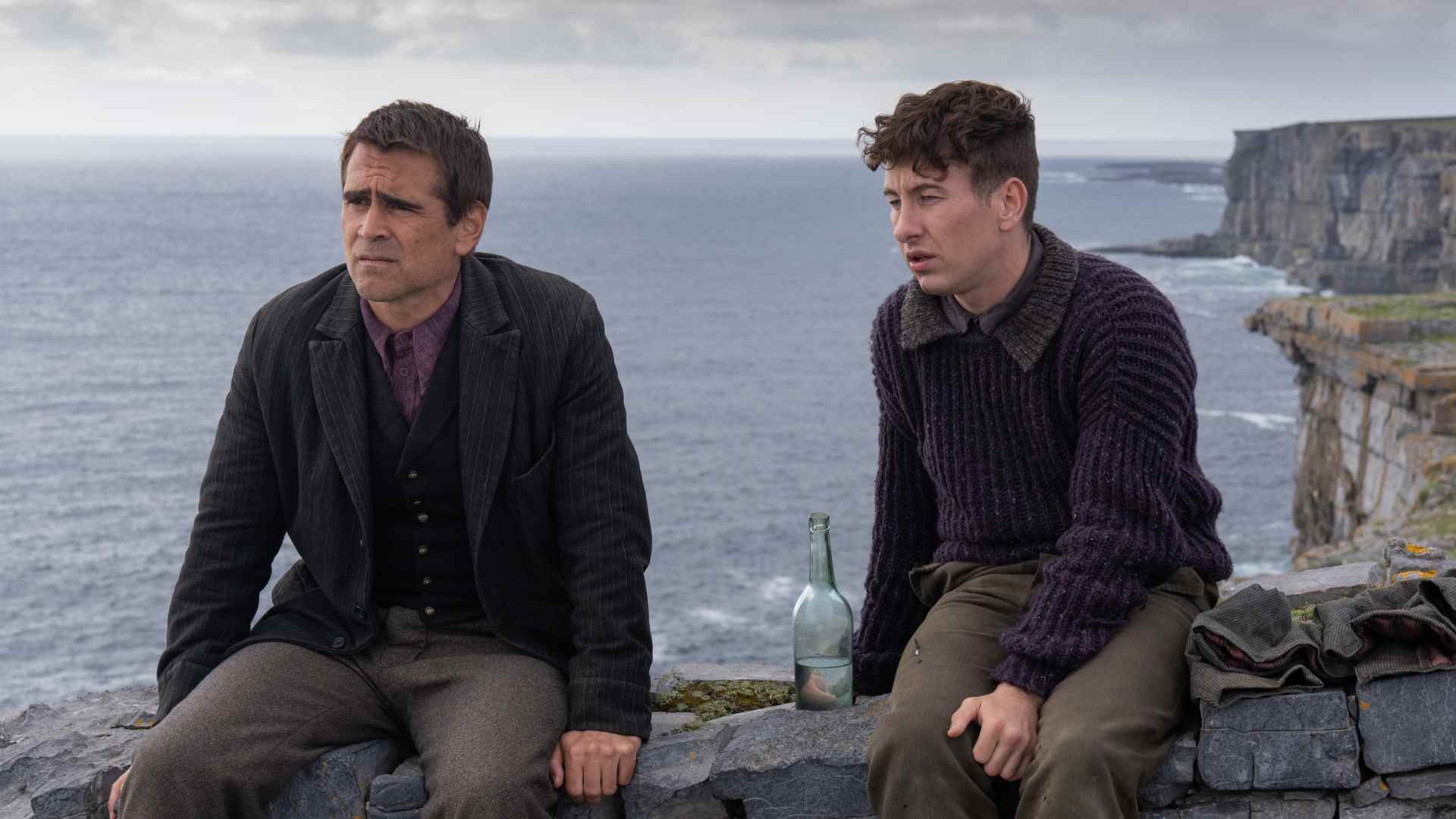 Pádraic ve Dominic, The Banshees of Inisherin'de bir taş duvarda oturuyor
