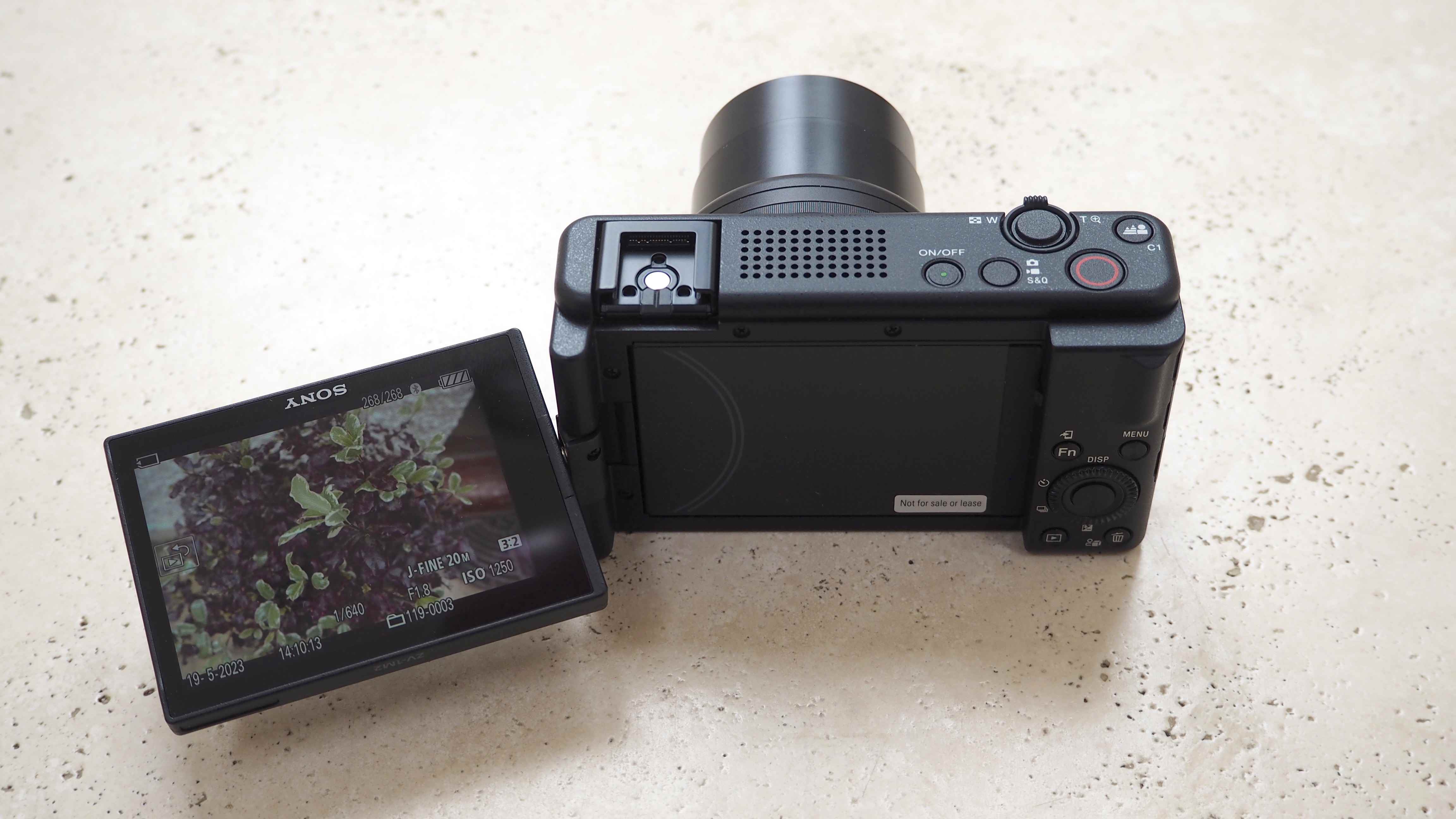 Mermer masa üzerinde ekranı ters çevrilmiş Sony ZV-1 II kamera