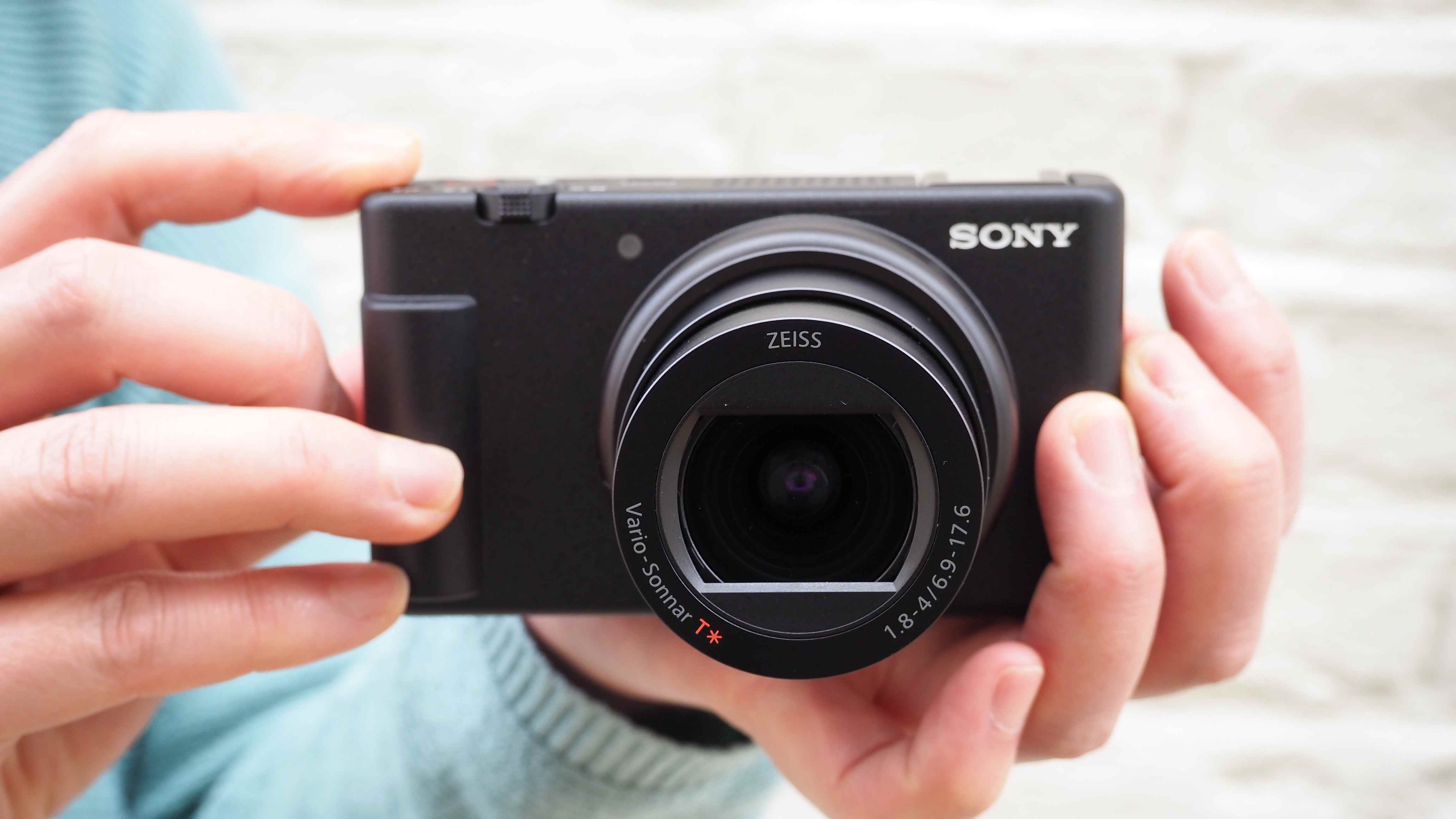 Elinde Sony ZV-1 II kamera