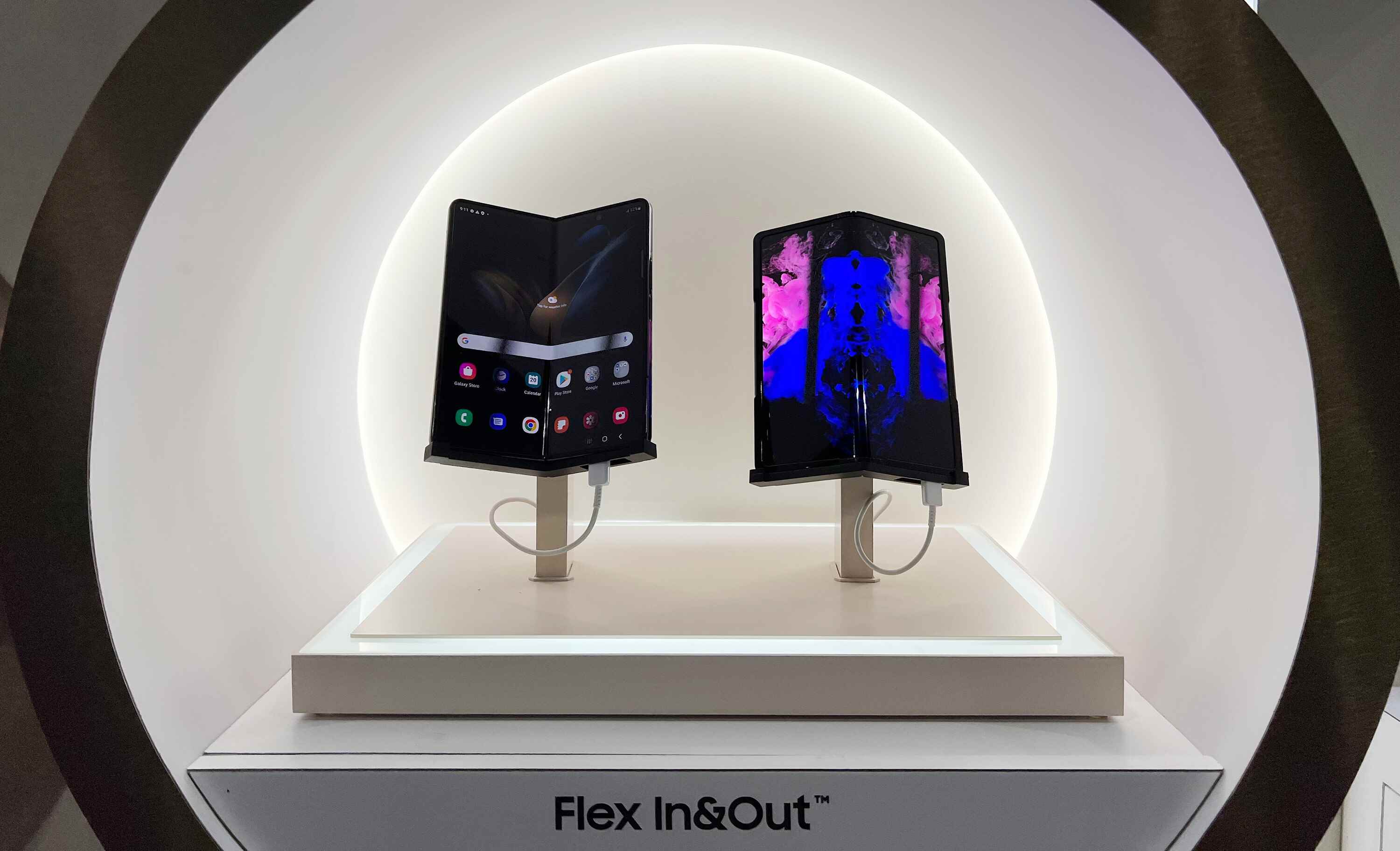 Flex In &amp;  Dış ekran 360 derece içe ve dışa doğru katlanabilir - Samsung, biri 5 kattan fazla genişleyen de dahil olmak üzere birçok heyecan verici ekran sergiliyor