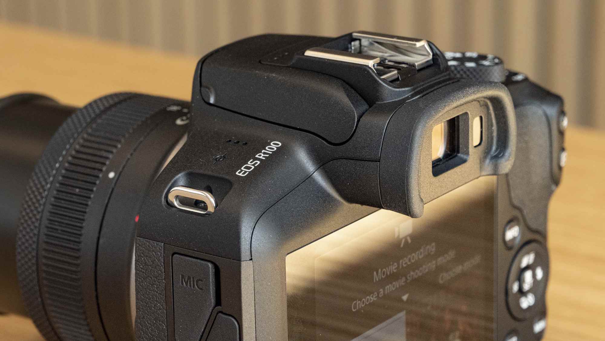 Model adının yakın plan bir tablosunda Canon EOS R100 fotoğraf makinesi