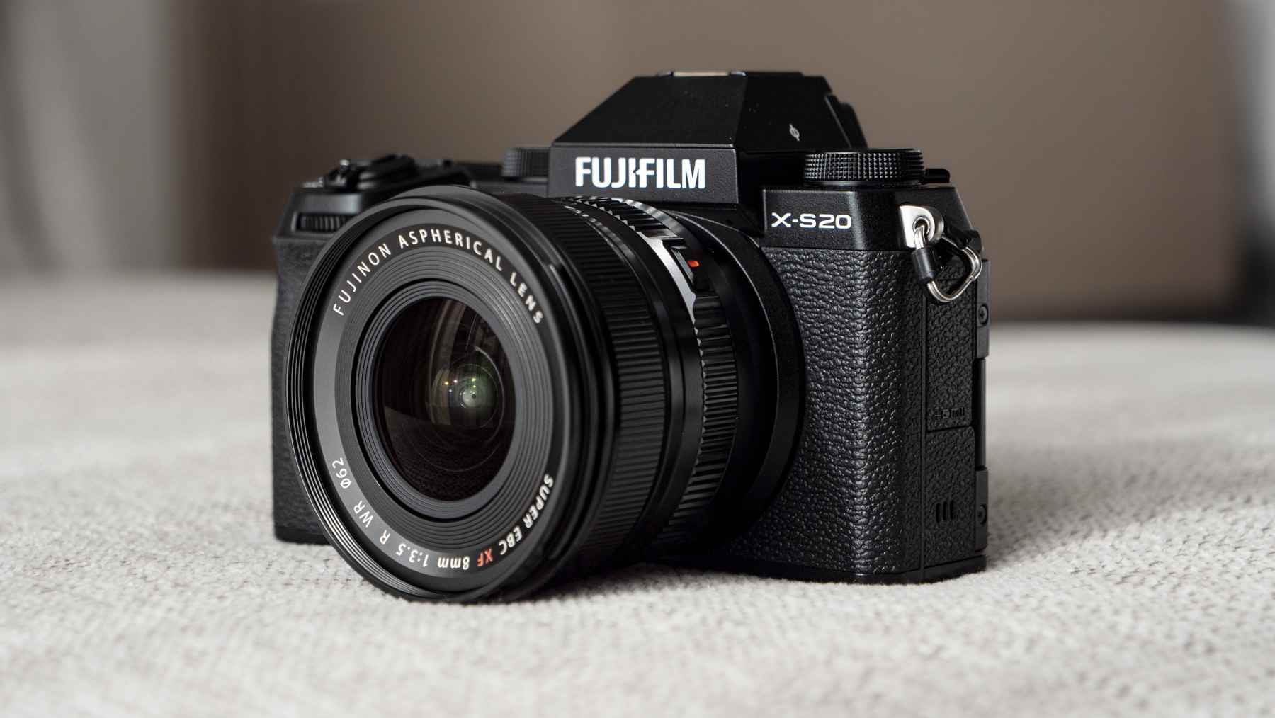 8 mm F3.5 lens takılı Fujifilm X-S20 ön kamera