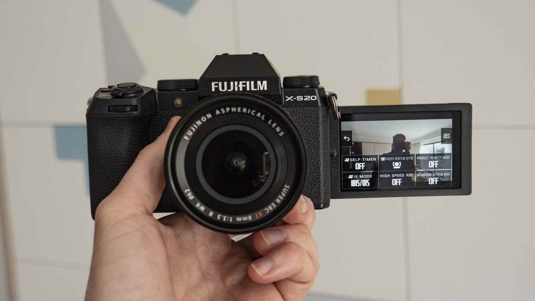 Vlog modunda ekranı yana doğru çevrilmiş Fujifilm X-S20 kamera