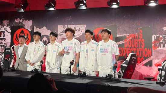 BBG'den beyaz üniformalı bir grup Çinli League of Legends oyuncusu siyah ve kırmızı bir arka planın önünde duruyor