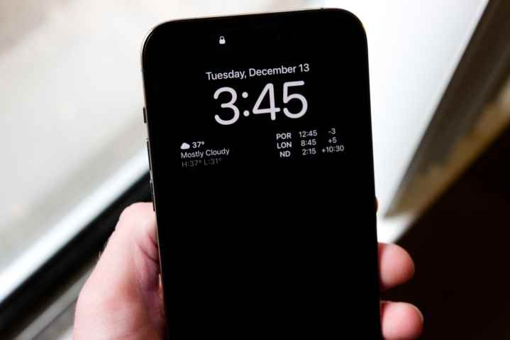Her zaman açık siyah ekrana sahip iPhone 14 Pro.