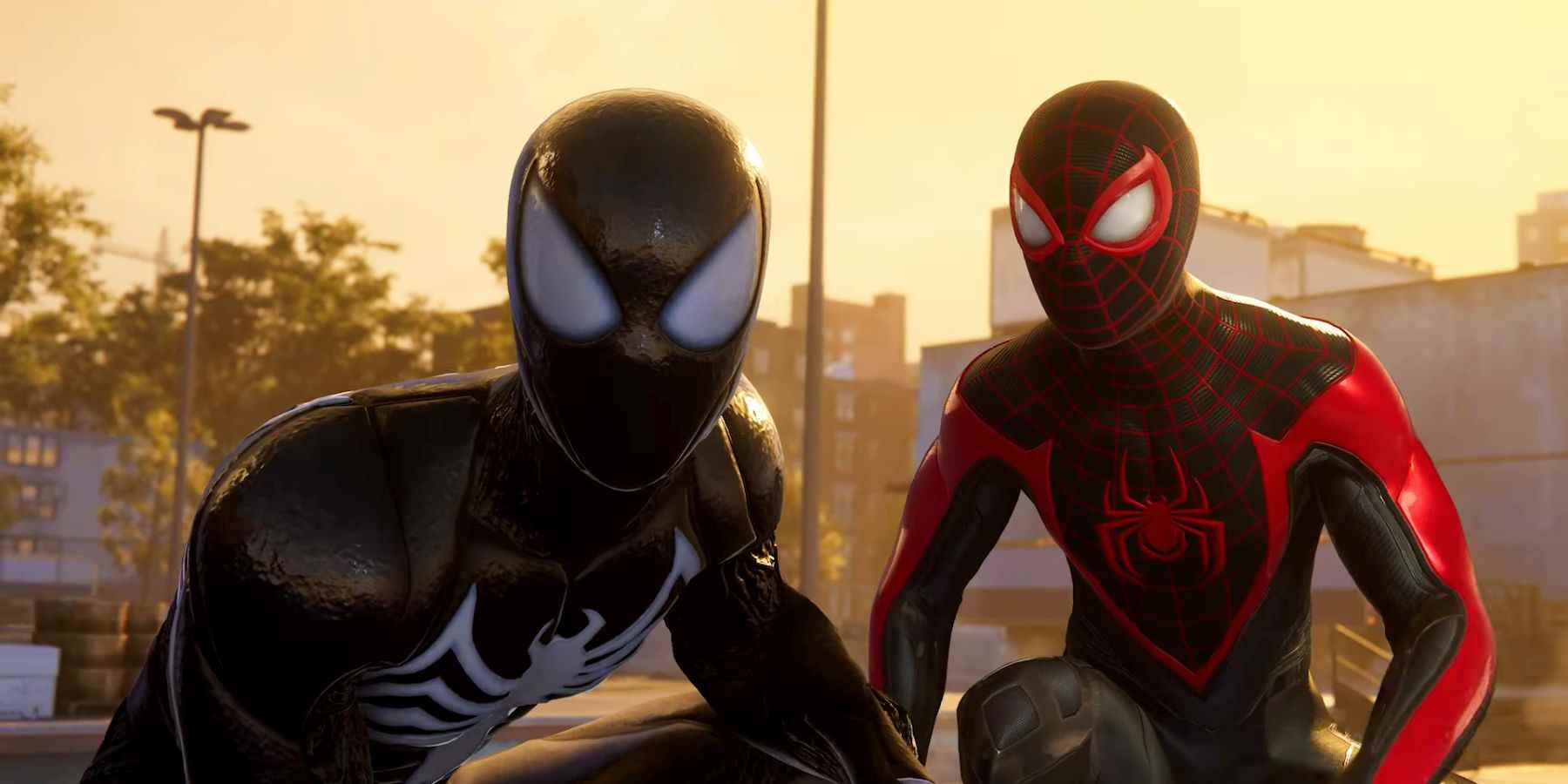 Peter Parker ve Miles Morales yan yana, ilki Venom ortakyaşamından bir takım elbise giymiş.  Arkalarında endüstriyel binalar ve turuncu bir gökyüzü var.