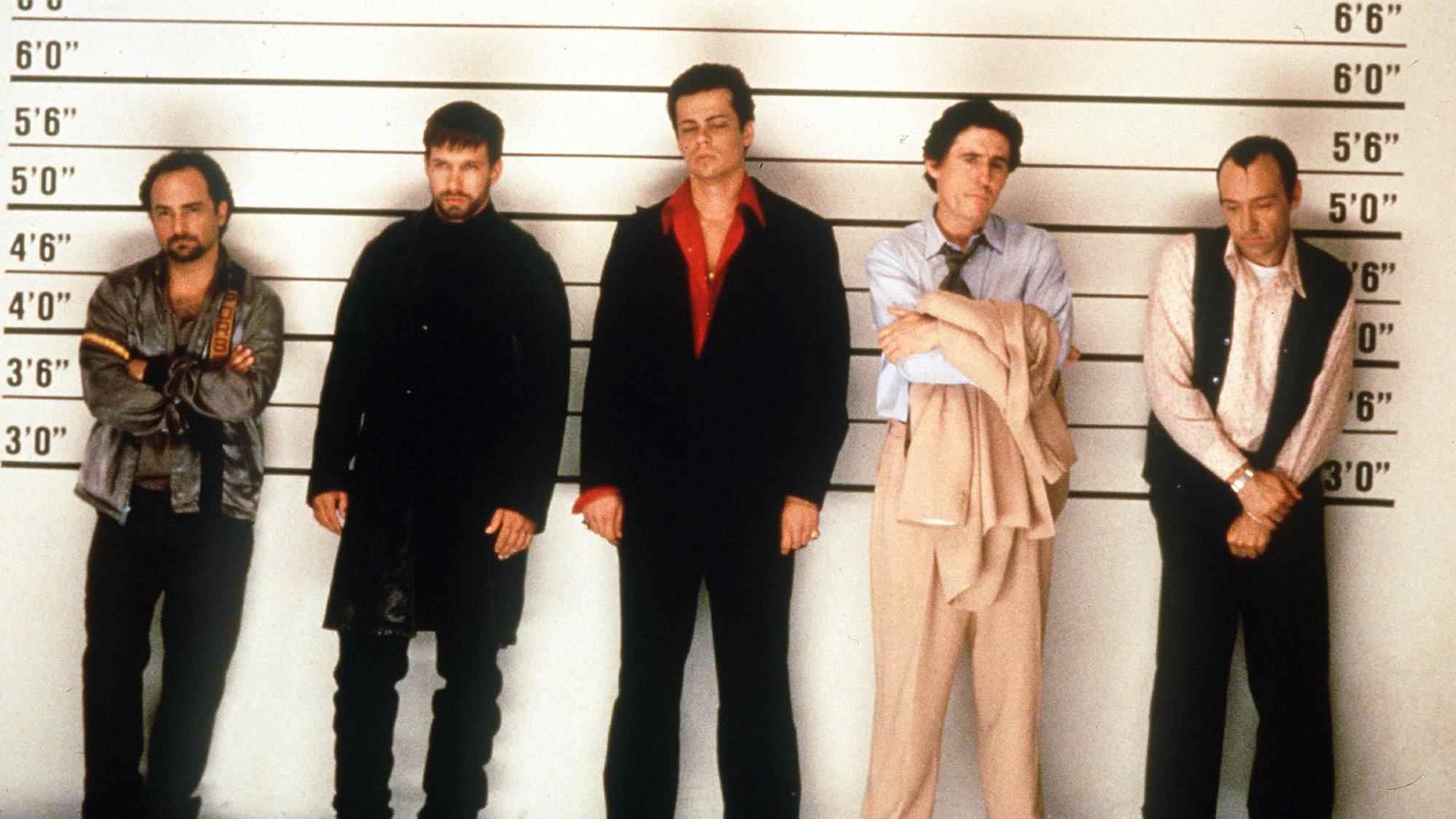 (soldan sağa) Kevin Pollack, Stephen Baldwin, Benicio del Toro, Gabriel Byrne ve Kevin Spacey, The Usual Suspects'te bir polis kadrosunda