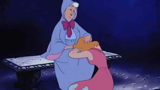 Disney Dreamlight Valley güncellemesi 5 - Külkedisi'nden (1950) ekran görüntüsü: Külkedisi taş bir bankta oturan Peri Anne'nin kucağına ağlıyor.